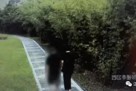 70岁大爷和40岁女子在公园拥吻，回家洗澡时才发现不对劲…图片