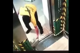 为节省时间，深圳外卖小哥放障碍物致电梯门破裂，中介：目前尚未修复图片
