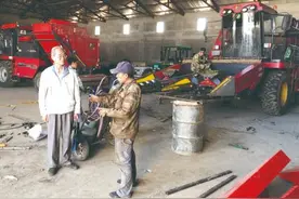 农机“变形”上岗 专“治”玉米倒伏图片