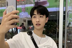 扒底《1818黄金眼》小张，自拍精修不惊艳，原是网红情史丰富图片