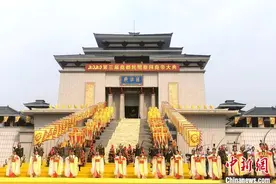 山西临汾举行民间祭拜尧帝大典 60余侨商拜谒尧帝陵图片