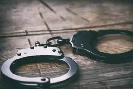 刑拘！疯狂别车还泼“奶茶”，警方通报来了图片