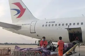 梭子蟹“拍了拍”大闸蟹：青岛人最会吃螃蟹 你来得正是时候……图片
