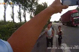 萌娃徒步高速找爸爸，只因太想念……图片