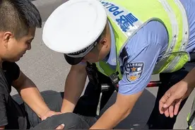 司机遇车祸脚踝断裂，民警随身携带急救包施救图片