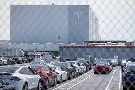 一天跌去2700亿！特斯拉系统遭遇全球性宕机！有车主被困在沙漠，苦打两小时救援电话图片