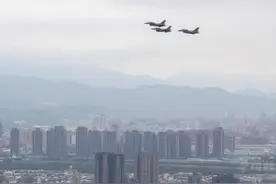 台北市民惊呼大批战机清晨飞过，台军：系台“双十节”预演图片