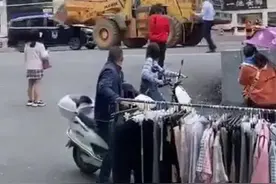 男子开挖掘机街头猛砸警车，目击者：他喝多了开着挖掘机满街跑图片