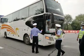 这是为啥？漯河刑警见了周口交警亮起警官证图片