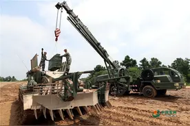 综合扫雷车接到打击指令向任务区域机动图片