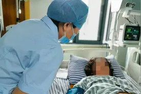 流浪女街头分娩，送医后诞下一子！医生警察合力，帮她找到了家人图片