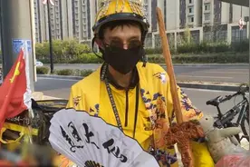 小哥穿“皇帝装”送外卖：让顾客有不一样的体验视频封面