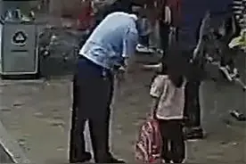 “警察叔叔，你能帮我扎一下头发吗？”图片