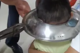 男孩脑袋卡进锅盖取不下来，网友：很心疼，但忍不住笑了图片