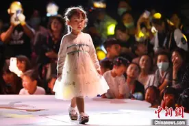 南京萌娃“有模有样”走T台秀时装图片