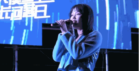 如何看待“歌手黄龄踩到‘陷阱’跌落舞台受伤”后的承办方回应？图片