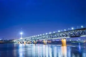 气愤！武汉长江大桥遭人喷漆涂鸦图片