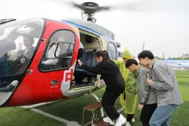 为了“抢人”，他们把直升机开进了校园图片