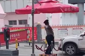 小区保安妖娆舞姿指挥交通，火了！网友：有趣的灵魂万里挑一图片