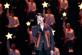 老父亲目光！王源出席《家乡》首映被导演们围观图片