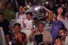 陌生爷爷一句祝福，新娘瞬间哭了……图片