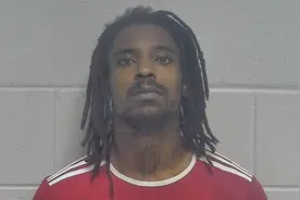 美国男子网上发布持枪视频，“给我3万美元我就去枪杀警察”图片