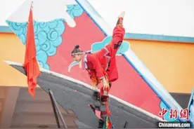 苗族姑娘长沙挑战赤脚踩大刀走酒瓶图片