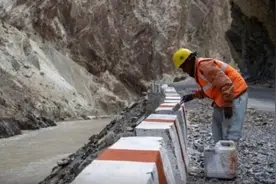 巨石入河，印度正在中印边境仓促修路图片