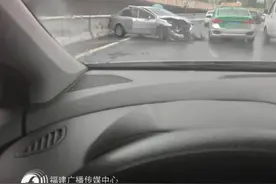突发！福州三环路一小车整辆打滑，双气囊撞爆图片