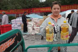 河北永年3000村民喜领“双节”大礼包图片