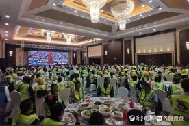 今天这顿“团圆饭”，暖胃更暖心！淄博一企业摆席宴请千名农民工图片