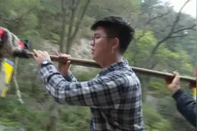 79秒｜肩扛105斤重担登泰山是什么感觉？记者体验泰山“挑山工”图片