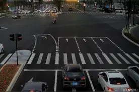 男子骑电动车与轿车“擦出火花”，头上被缝7针还需负全责图片