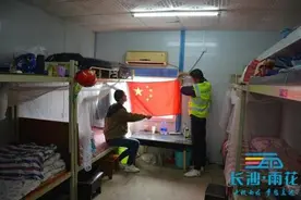 “90后”夫妻工地团聚，喜迎国庆贺中秋图片