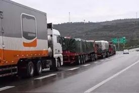 视窗｜福银高速堵车 乘客下车打伞聊天图片