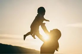 典藏 | 让体力不支的爷爷抱孙子图片