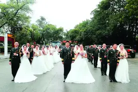 左手牵你，右手敬礼，不负祖国不负卿 这支部队为29对新人举办集体婚礼图片