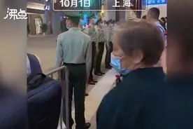 奶奶偷偷看执勤孙子，一个动作让人泪目图片