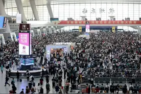 两名民警睡高铁过道照片红了！2000多公里押解嫌犯回杭州，全程站票……图片