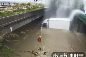 今早杭州一货车坠河，路面突现6米高水柱！一位“勇者”被拍下图片