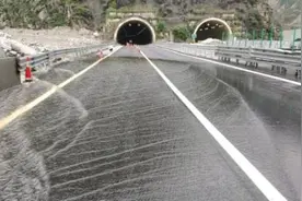 主道积水 阿坝出州车辆禁止通行都汶高速汶川绵虒段图片