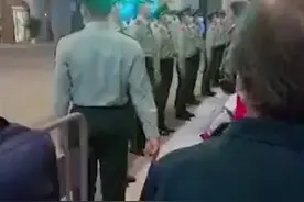奶奶偷偷去上海外滩看执勤孙子，一个动作让人瞬间泪目……图片