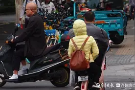 济南寒风飕飕，街头人们从短袖到秋裤羽绒服都来了图片