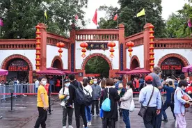 游客“热捧”青城山-都江堰景区单日接待游客接近最大限量图片