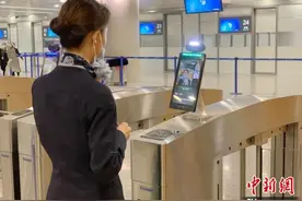 上海浦东国际机场口岸：机场工作人员实现3秒“刷脸”自助通关图片