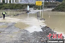 降雨致国道247多处泥石流山体滑坡 四川平武至九寨沟道路中断图片