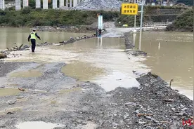 降雨致泥石流山体滑坡 四川平武至九寨沟道路中断图片
