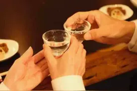 多地出台最严禁酒令：公职人员下班也不能饮酒图片