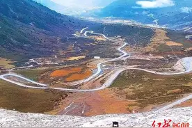 甘孜折多山已停止降雪，路面未积雪结冰，放心通行图片