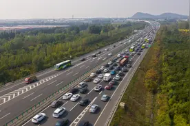 航拍！京承高速进京方向迎来车流高峰图片
